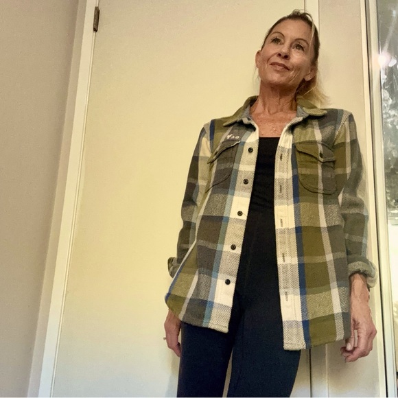 *ONE OF A KIND* Women’s XS/S Outerknown Blanket Shirt - Picture 1 of 5